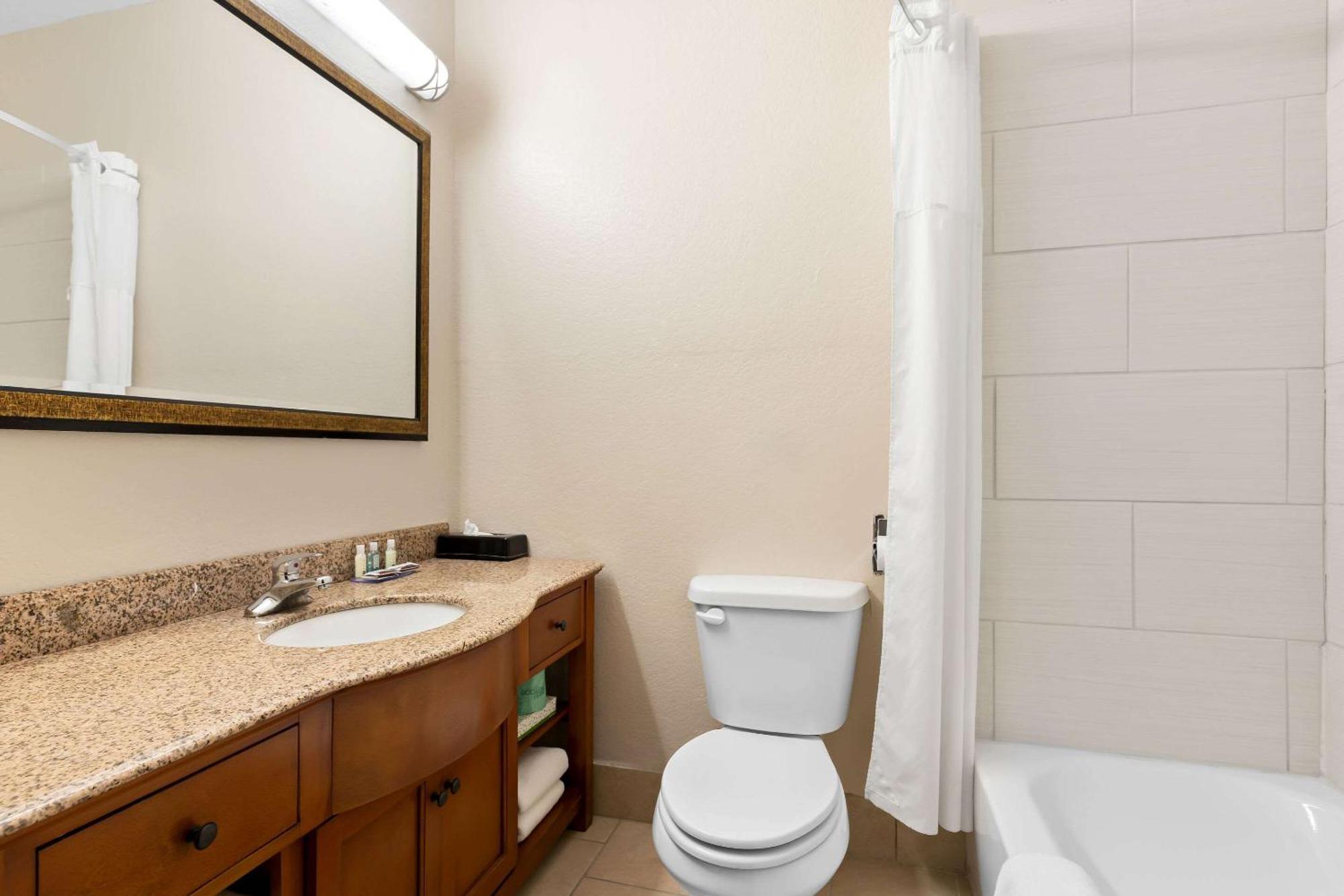 Quality Inn & Suites МакАлестър Екстериор снимка